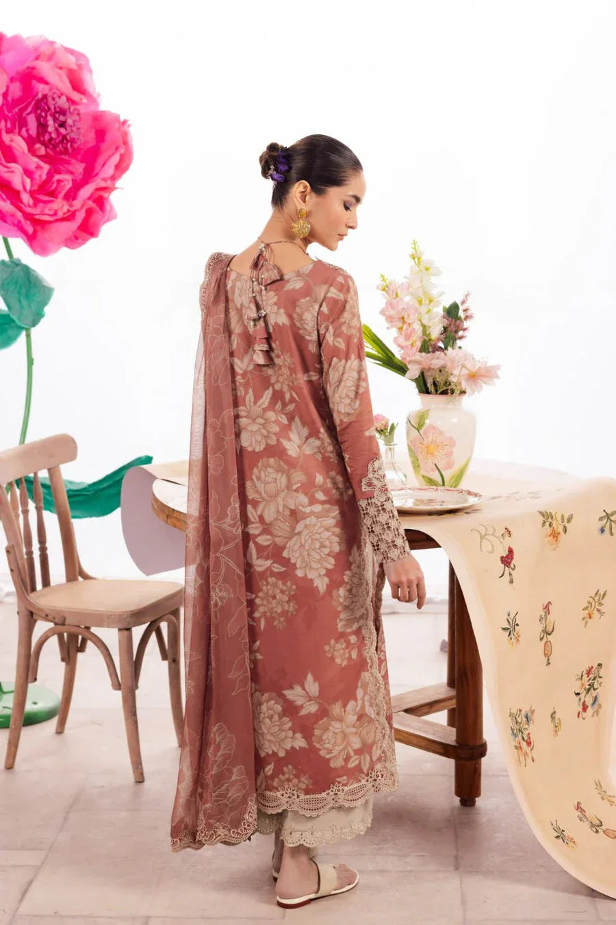 Iznik | Dahlia Embroidered Lawn | DL-12 - Rang-e-Khaas