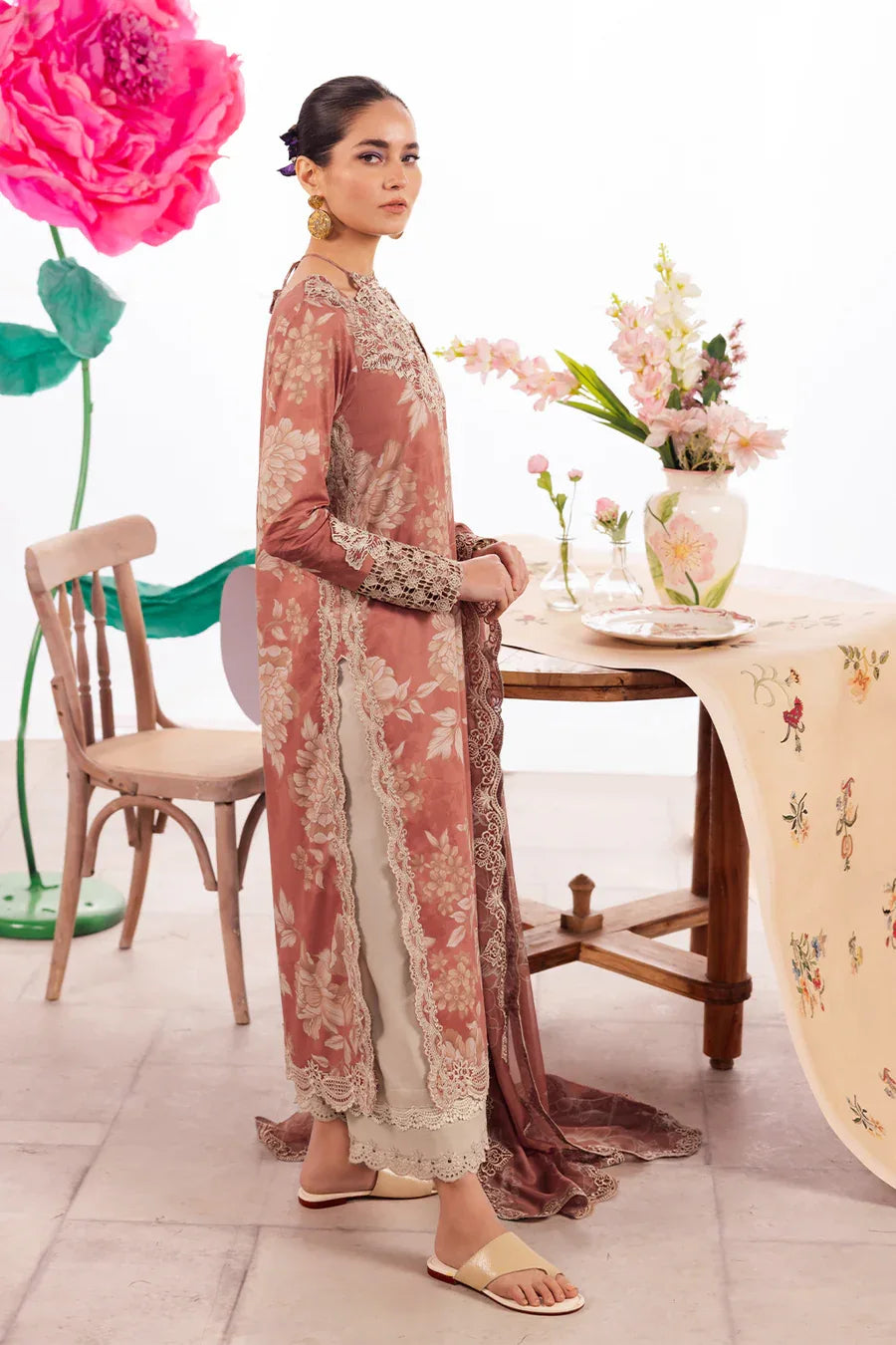 Iznik | Dahlia Embroidered Lawn | DL-12 - Rang-e-Khaas