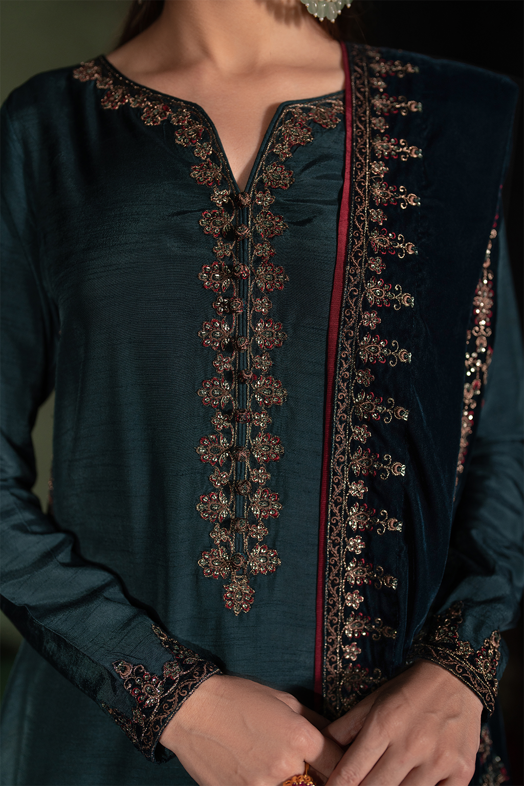 Iznik | Exclusive Velvet | IV-50 - Rang-e-Khaas