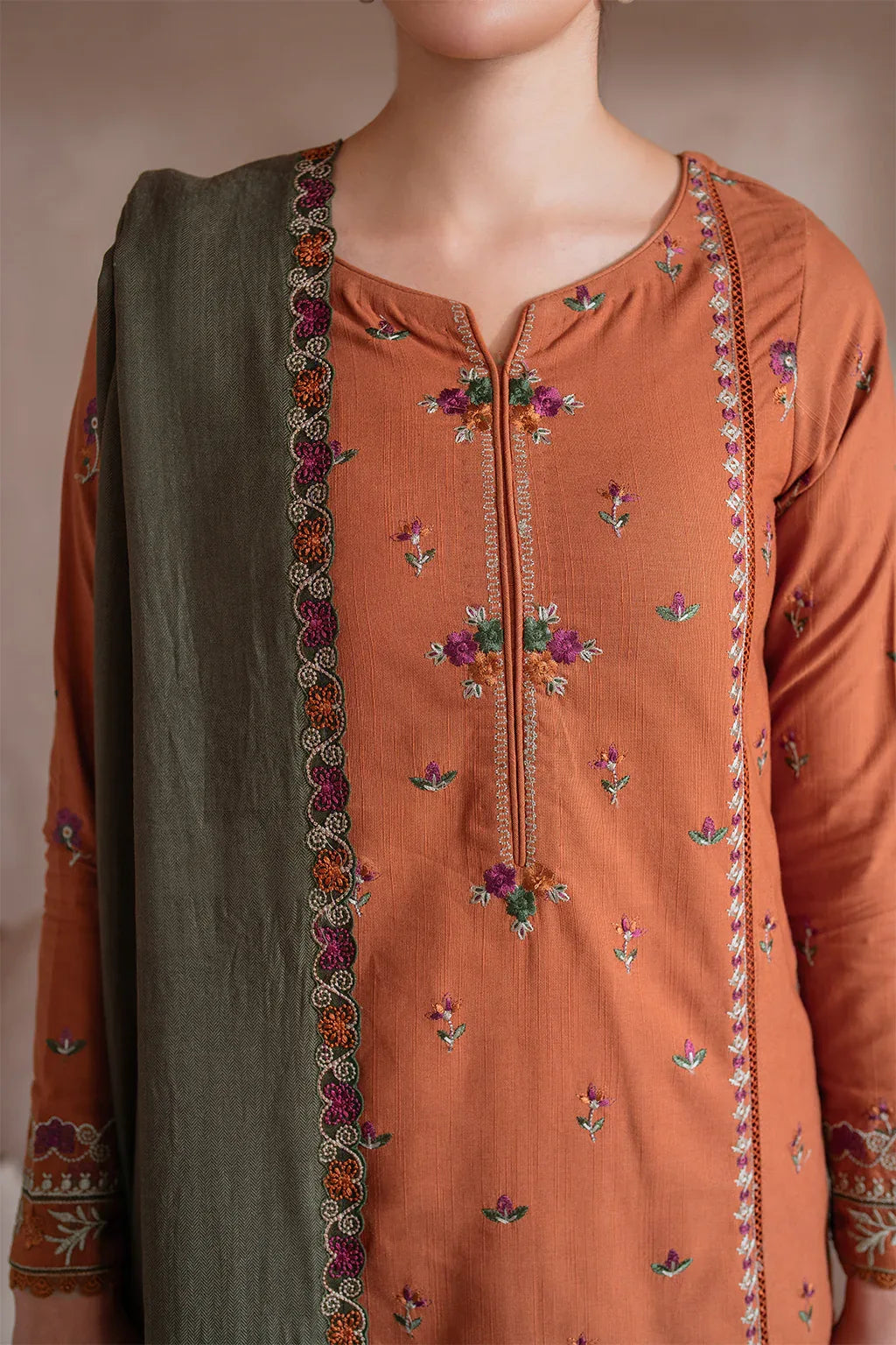 Iznik | Exclusive Winter | UE-367 - Rang-e-Khaas