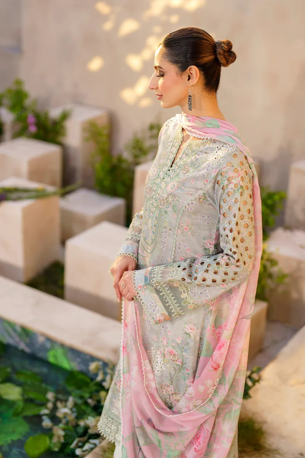 Iznik | Festive lawn 24 | SFL-07 - Rang-e-Khaas