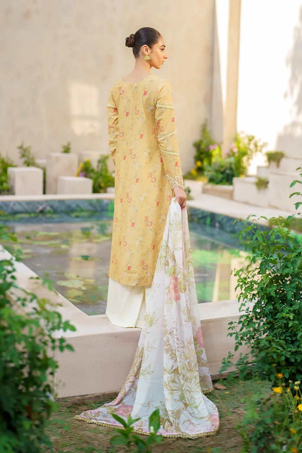 Iznik | Festive lawn 24 | SFL-09 - Rang-e-Khaas