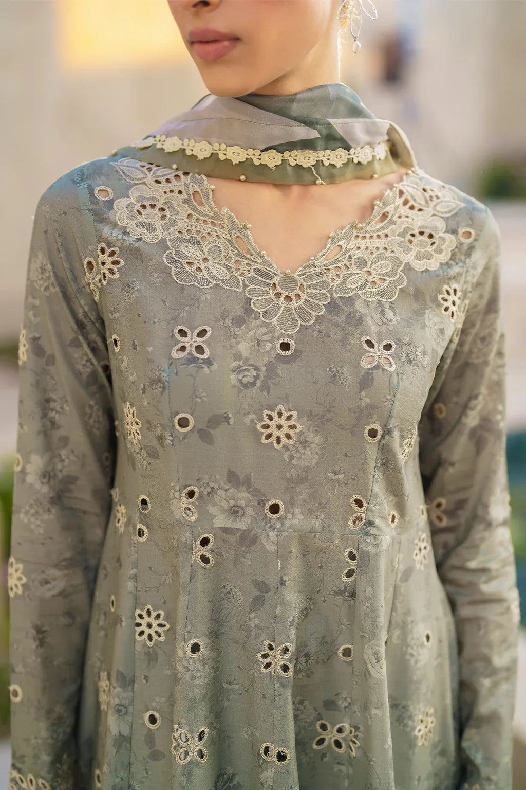 Iznik | Festive lawn 24 | SFL-10 - Rang-e-Khaas