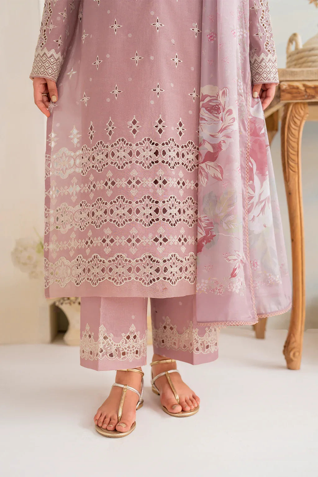Iznik | Guzel lawn 24 | IGL-04 - Rang-e-Khaas