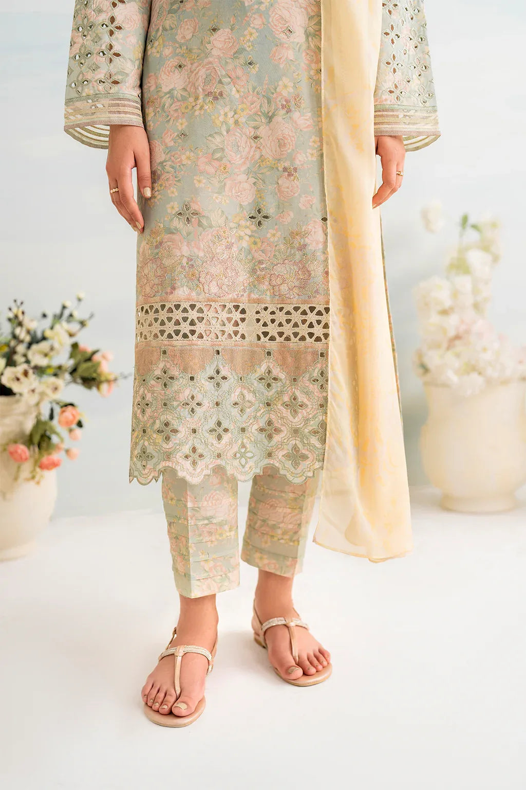 Iznik | Guzel lawn 24 | IGL-06 - Rang-e-Khaas