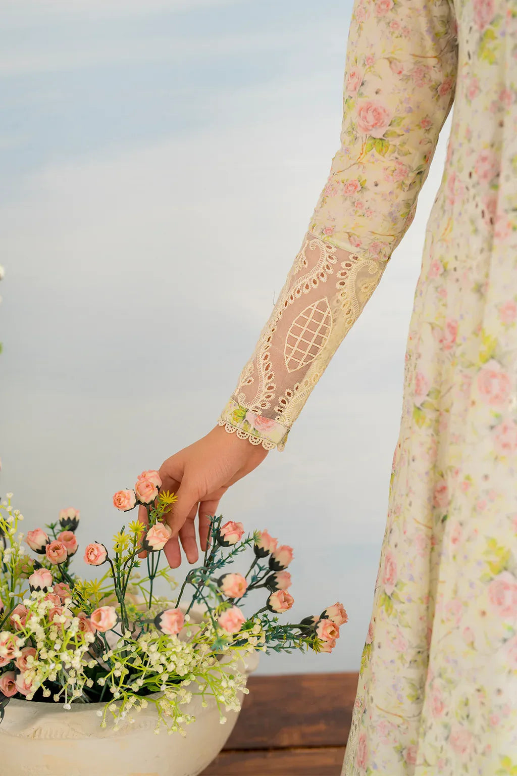 Iznik | Guzel lawn 24 | IGL-07 - Rang-e-Khaas