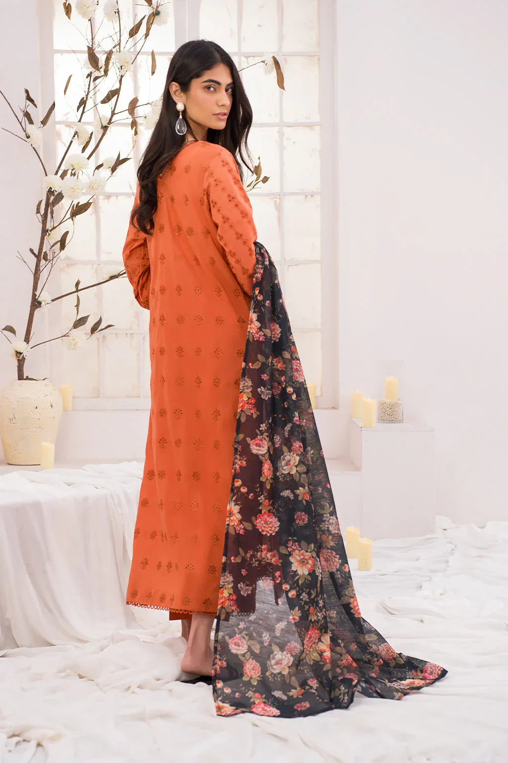 Iznik | Lawnkari 24 | UE-162 LEAFLET - Rang-e-Khaas