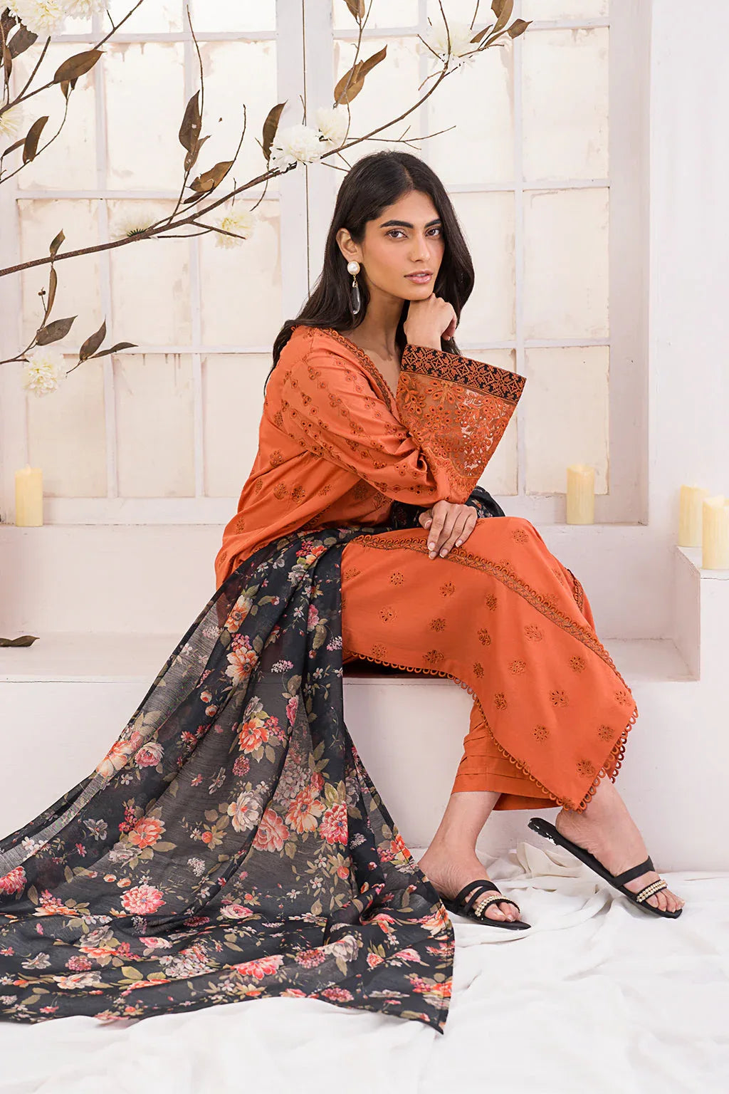 Iznik | Lawnkari 24 | UE-162 LEAFLET - Rang-e-Khaas