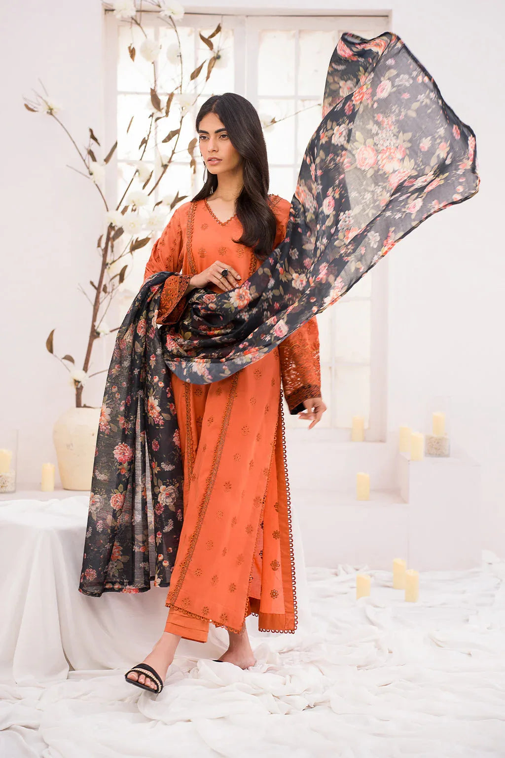 Iznik | Lawnkari 24 | UE-162 LEAFLET - Rang-e-Khaas
