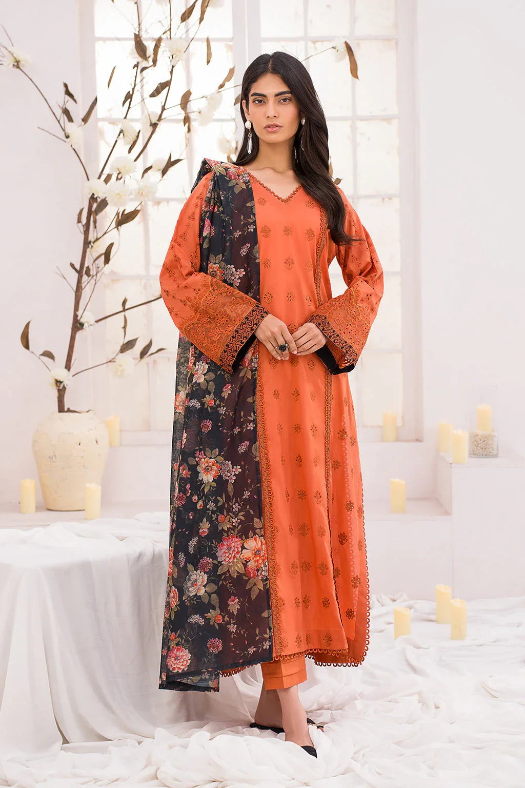 Iznik | Lawnkari 24 | UE-162 LEAFLET - Rang-e-Khaas