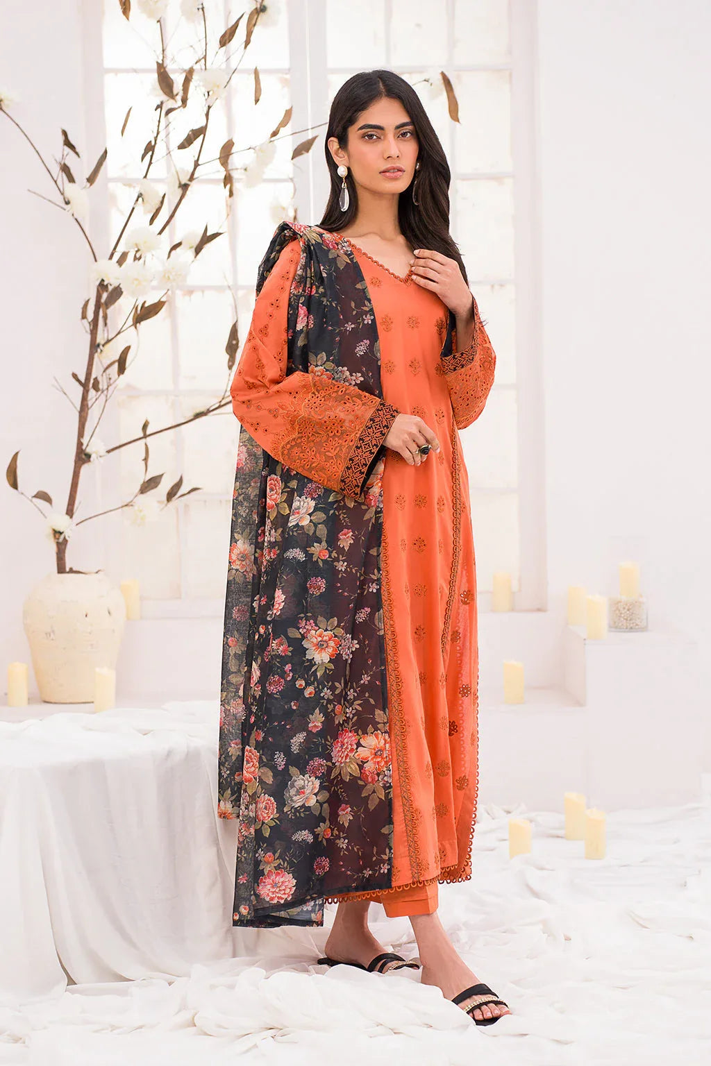 Iznik | Lawnkari 24 | UE-162 LEAFLET - Rang-e-Khaas