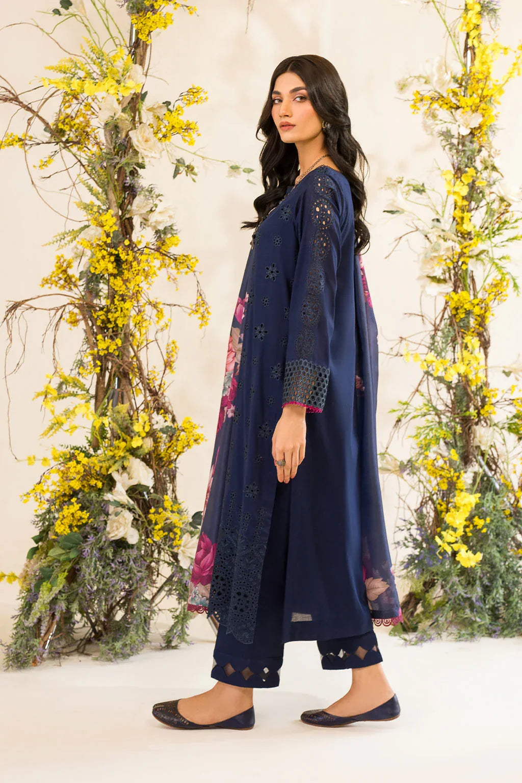 Iznik | Lawnkari 24 | UE-163 BLOOMEASE - Rang-e-Khaas