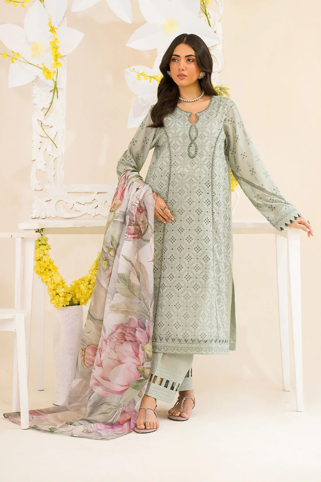 Iznik | Lawnkari 24 | UE-189 SLEEKCHIC - Rang-e-Khaas