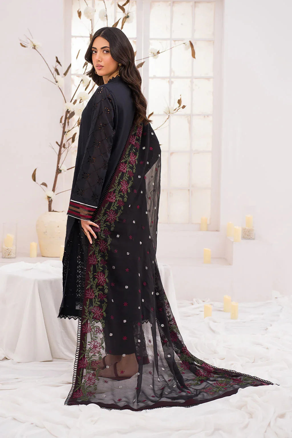 Iznik | Lawnkari 24 | UE-200 GARRULOUS - Rang-e-Khaas