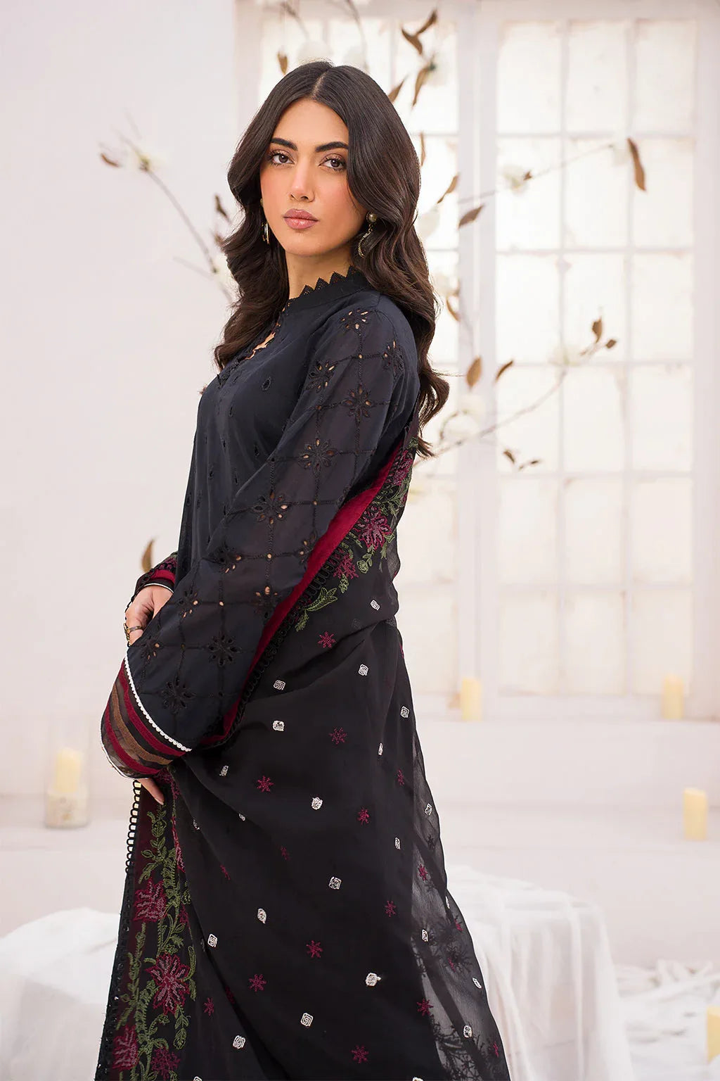 Iznik | Lawnkari 24 | UE-200 GARRULOUS - Rang-e-Khaas