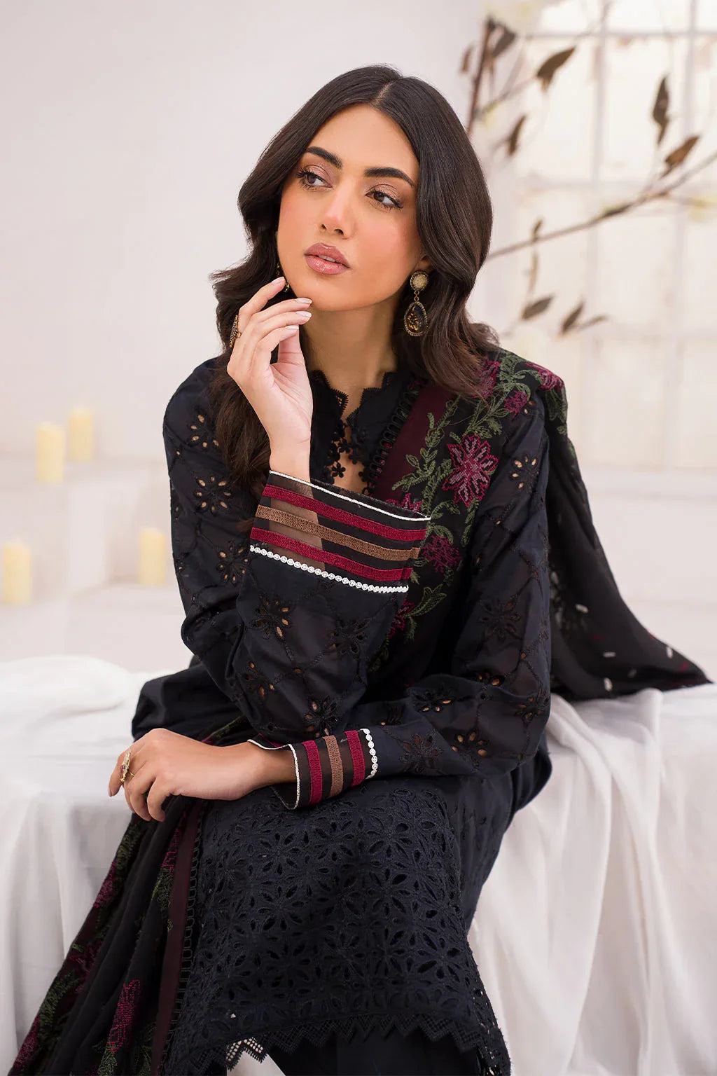 Iznik | Lawnkari 24 | UE-200 GARRULOUS - Rang-e-Khaas