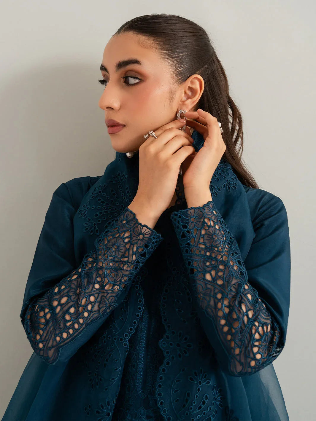 Izel | The Silk Chapter | Pebble - Rang-e-Khaas