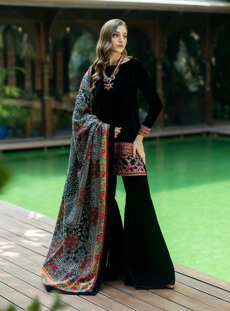 Zainab Chottani | Makhmal Luxe Pret | Zulmat