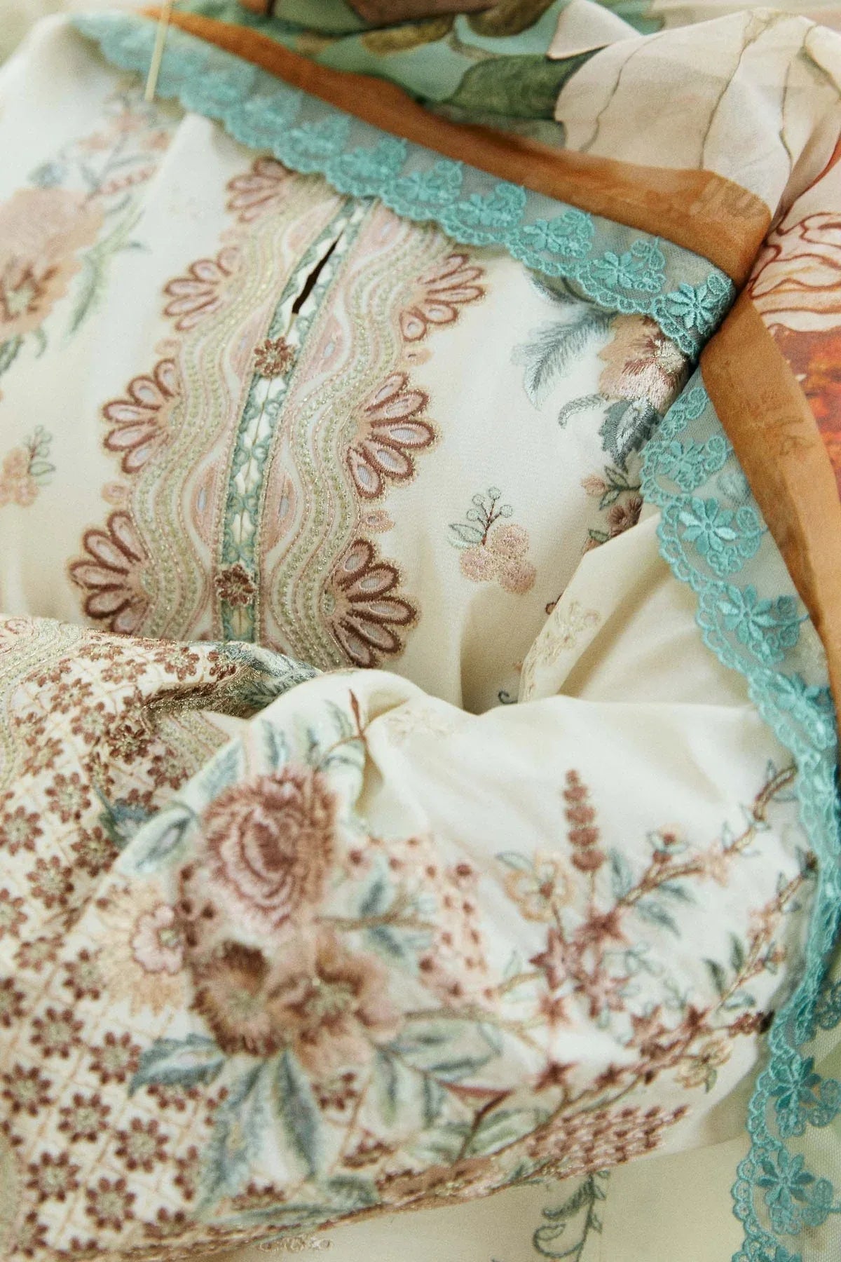 Zara Shahjahan | Coco Lawn Eid Edit 24 | IVORY-D10 - Rang-e-Khaas