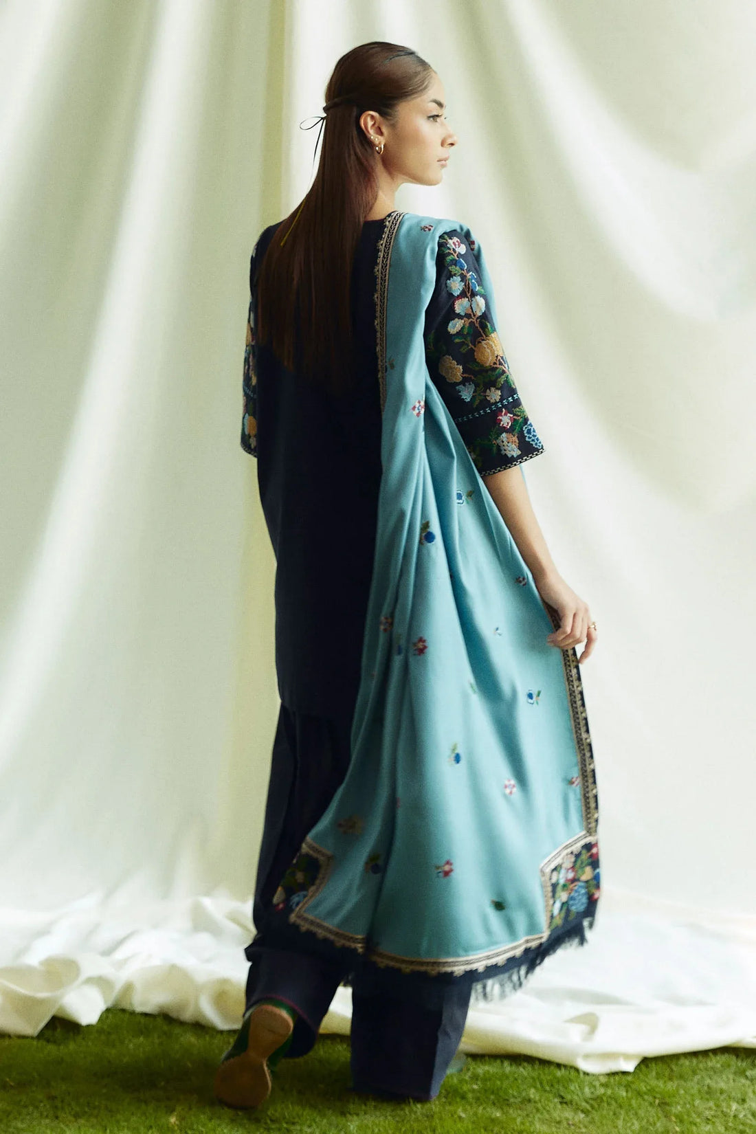 Zara Shahjahan | Coco Winter 24 | Onyx-7B - Rang-e-Khaas