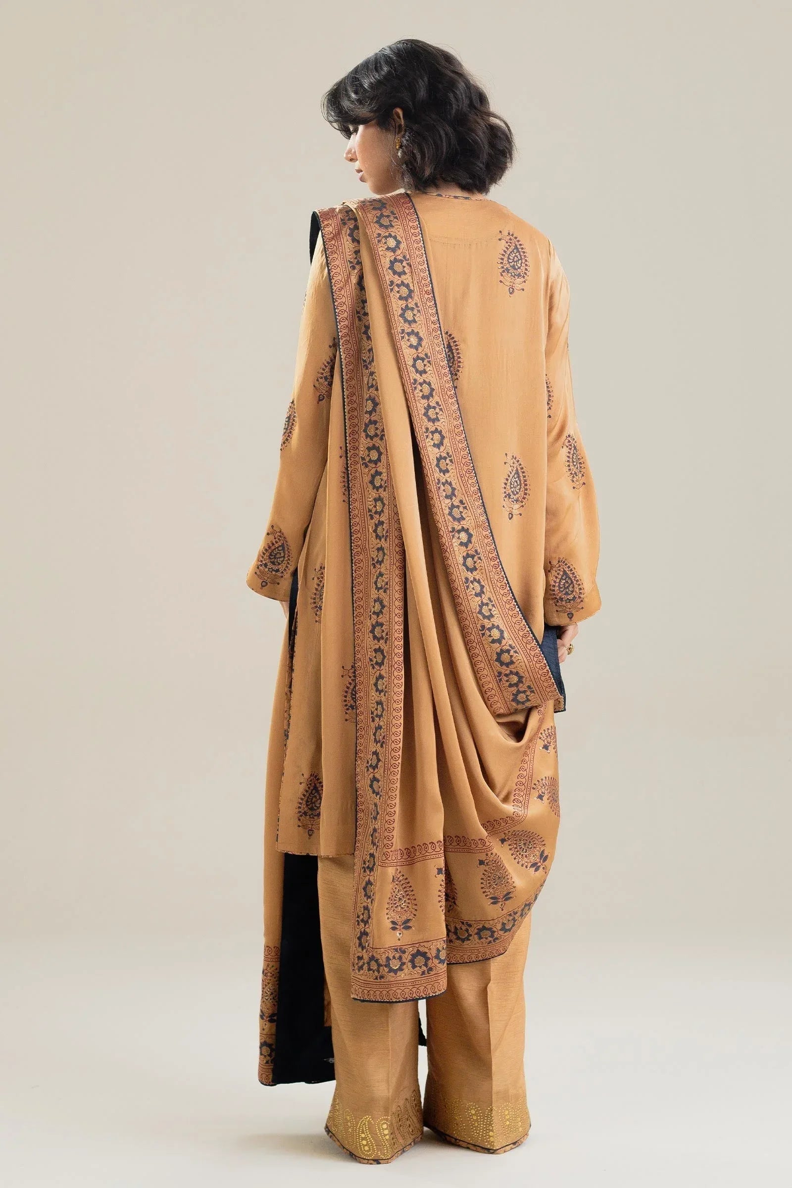 Zara Shahjahan | Handcrafted Suits | ZHC-043 - Rang-e-Khaas
