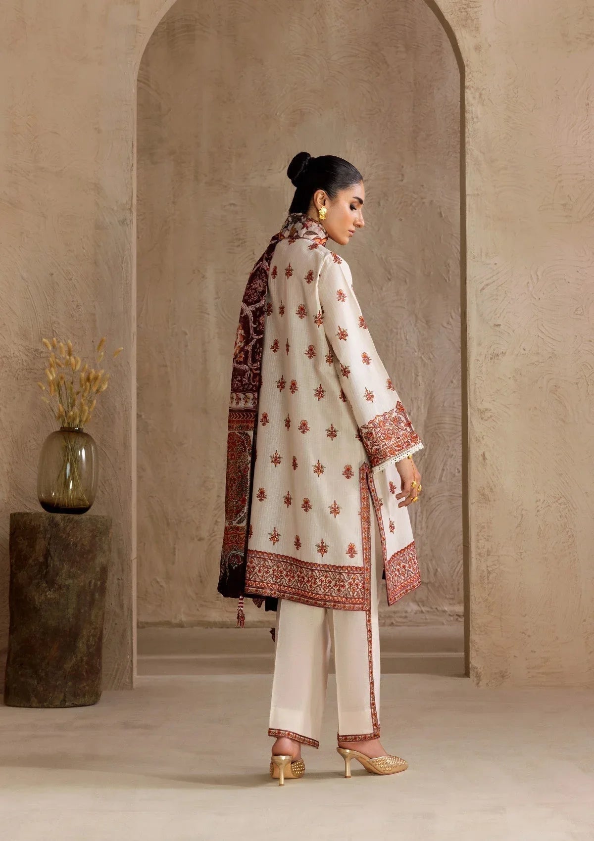 Aik Atelier | RTW 25 | LOOK 04 - Rang-e-Khaas