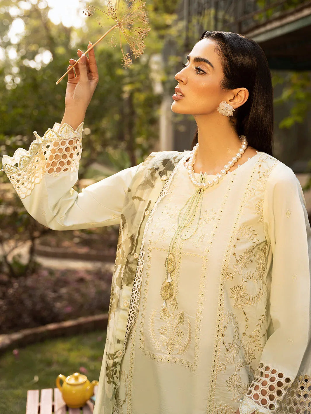 Izel | Dastak Luxury Lawn | SIRAA - Rang-e-Khaas